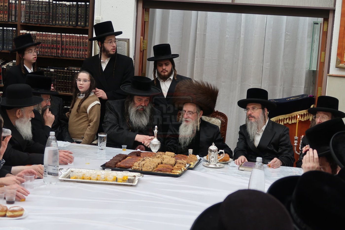 האדמו"ר ממעליץ בהדלקת נרות חנוכה