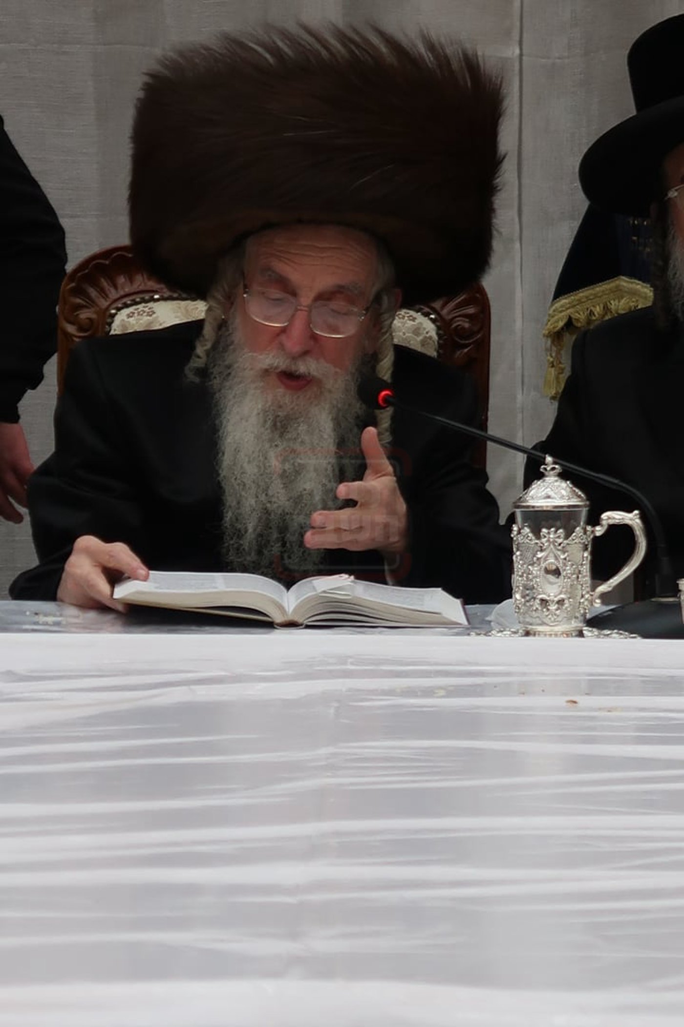 האדמו"ר ממעליץ בהדלקת נרות חנוכה