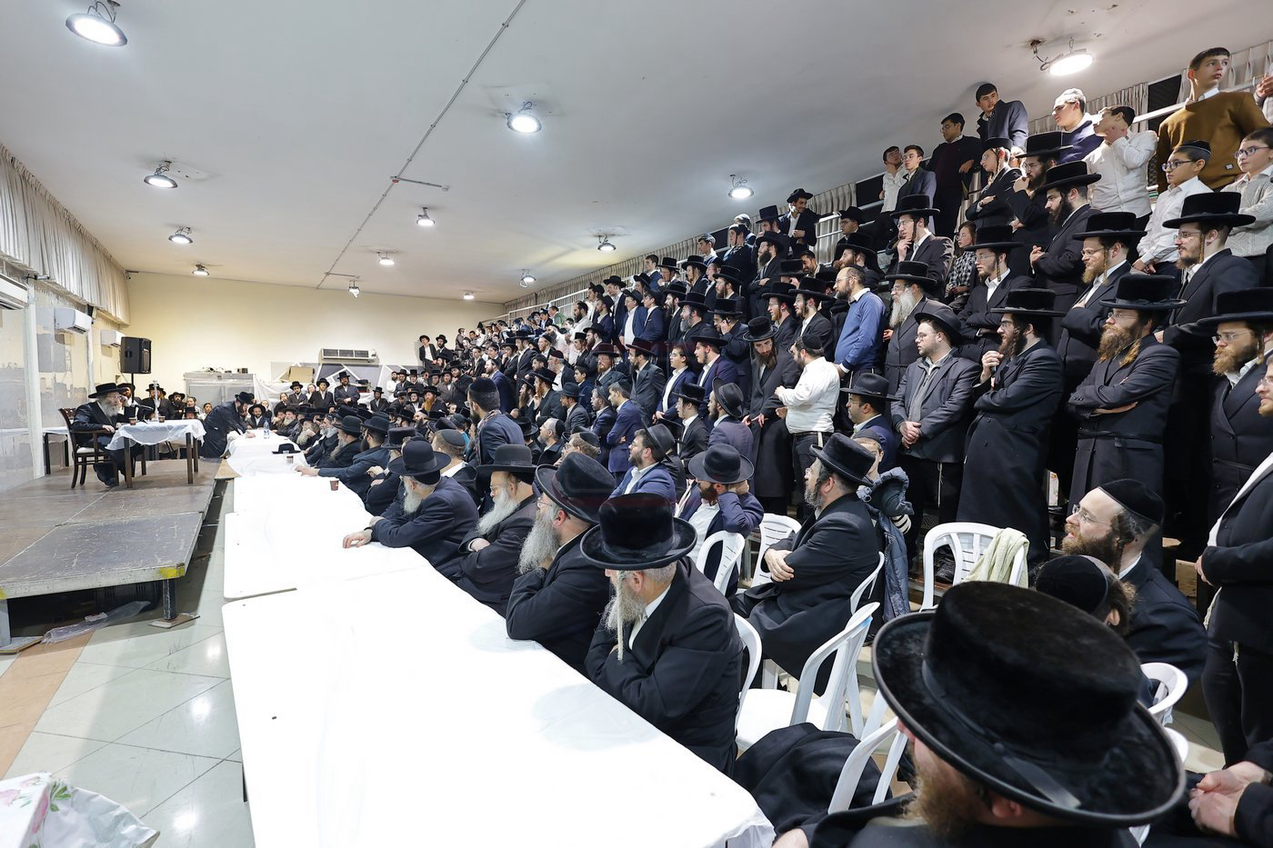 הרה"צ רבי אלימלך בידרמן בטיש חנוכה בחיפה