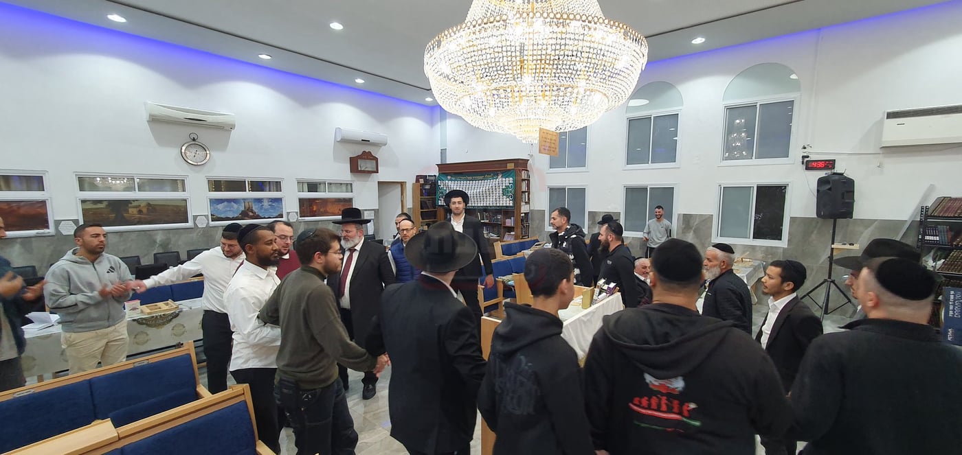 הגאון רבי יצחק לוי בהדלקת נרות חנוכה