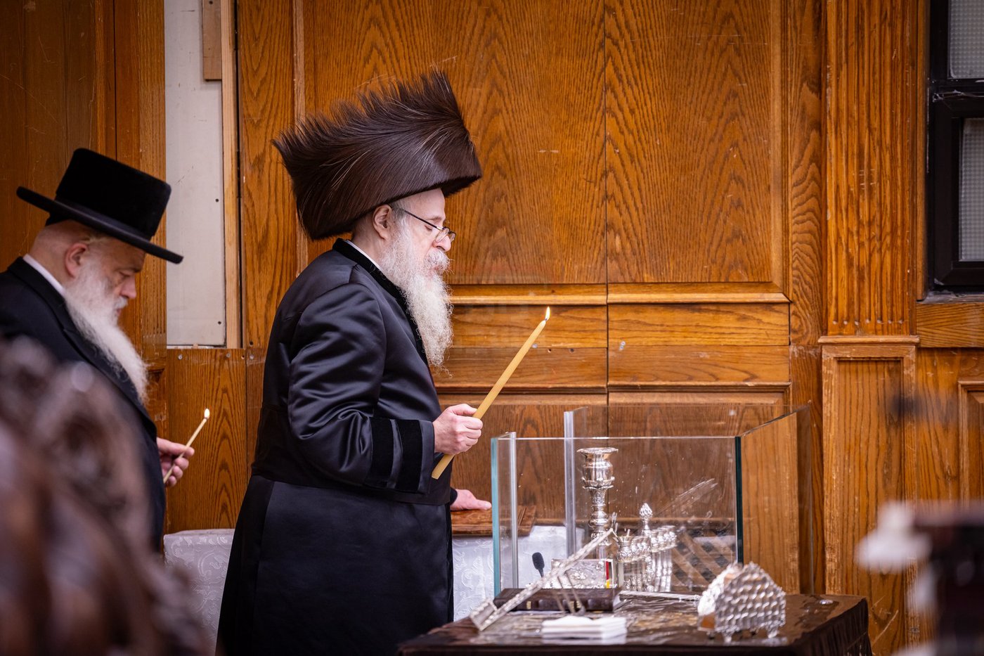 האדמו"ר מצאנז קלויזנבורג בהדלקת נרות חנוכה 