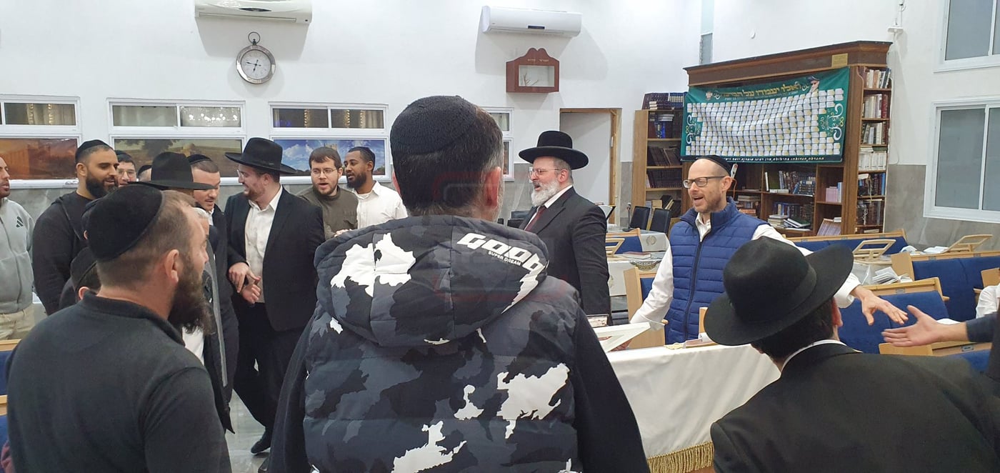 הגאון רבי יצחק לוי בהדלקת נרות חנוכה