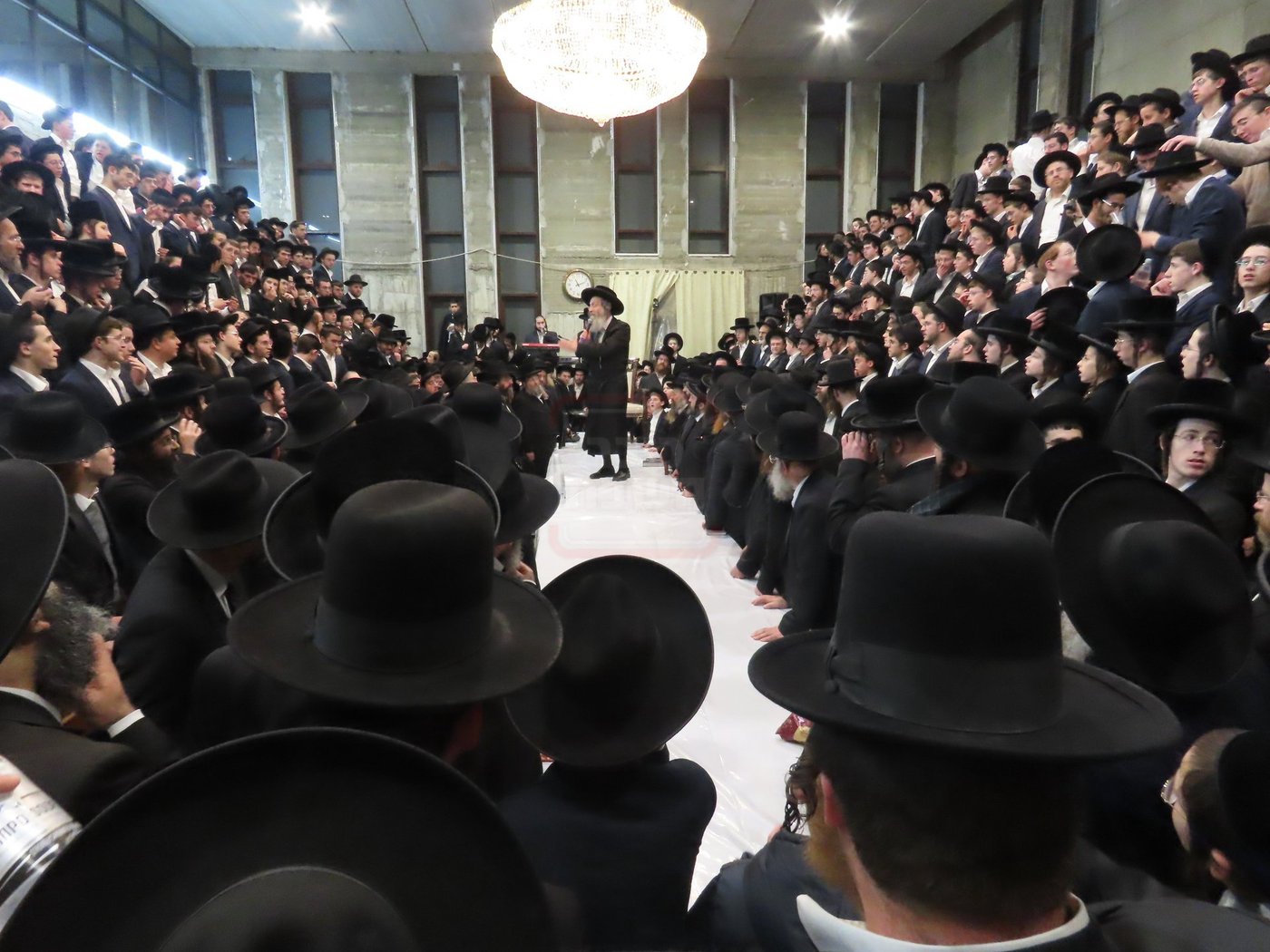 הרה"צ רבי אלימלך בידרמן בטיש חנוכה בברכפלד