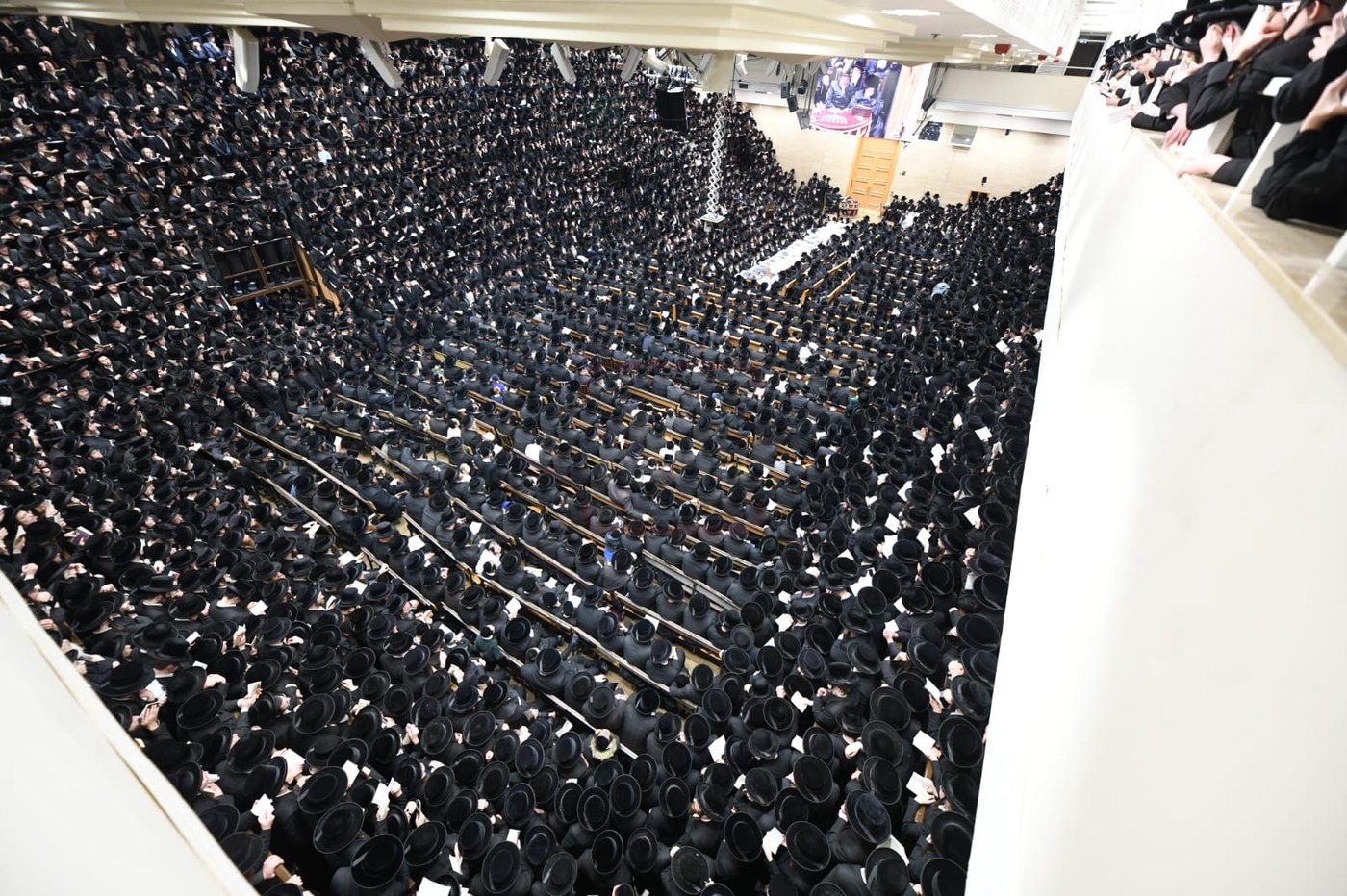 האדמו"ר מבעלזא בהדלקת נרות חנוכה