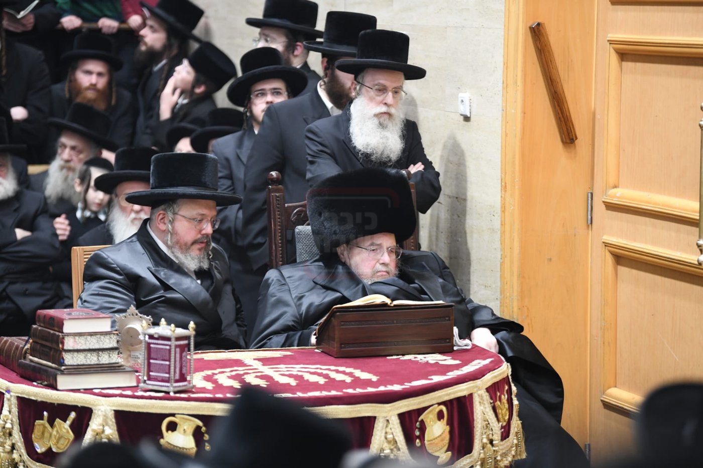 האדמו"ר מבעלזא בהדלקת נרות חנוכה