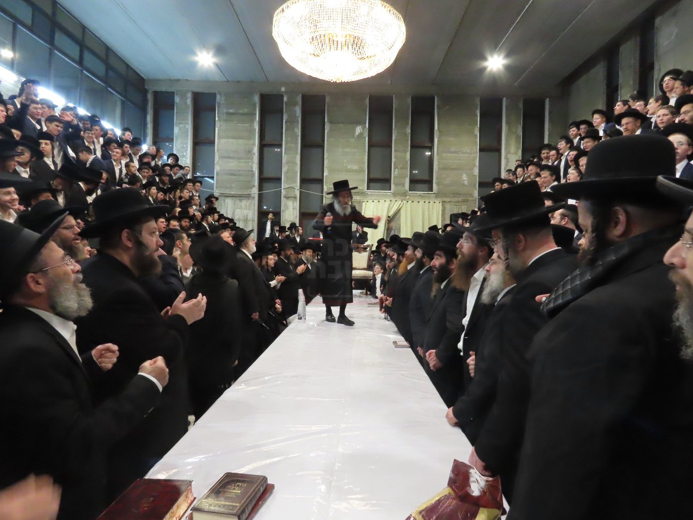 הרה"צ רבי אלימלך בידרמן בטיש חנוכה בברכפלד