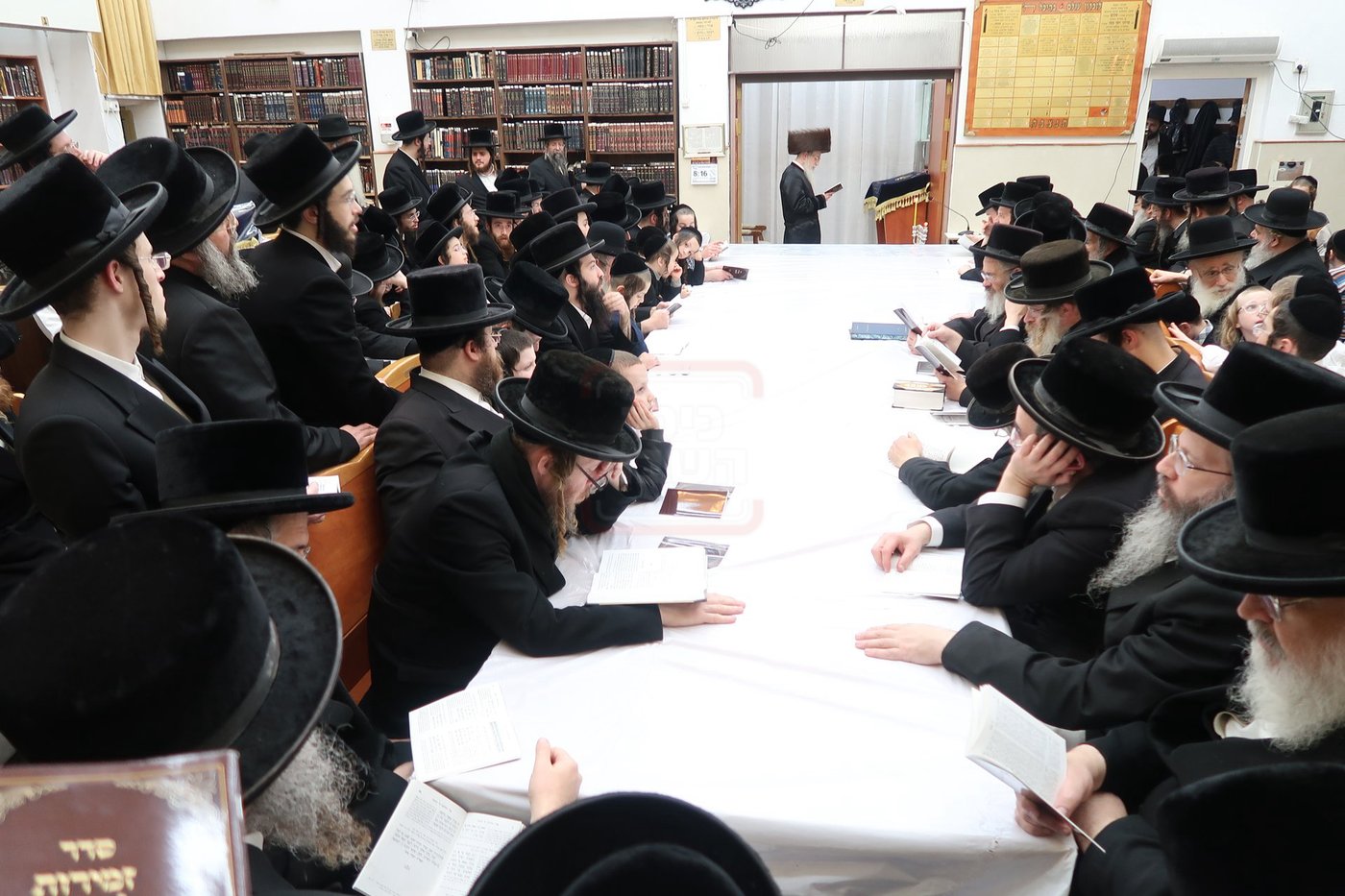 האדמו"ר ממעליץ בהדלקת נרות חנוכה