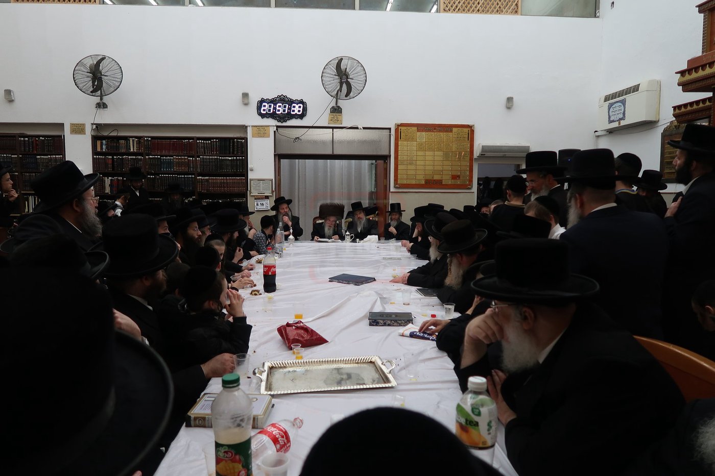 האדמו"ר ממעליץ בהדלקת נרות חנוכה