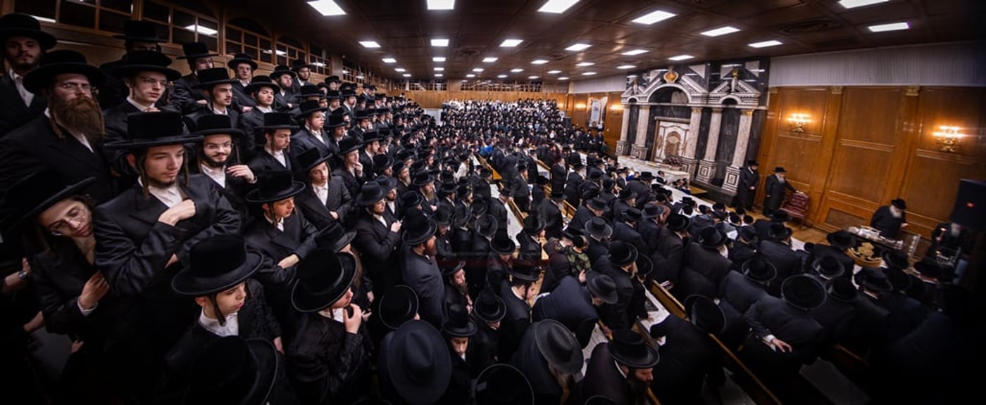 האדמו"ר מצאנז קלויזנבורג בהדלקת נרות חנוכה 