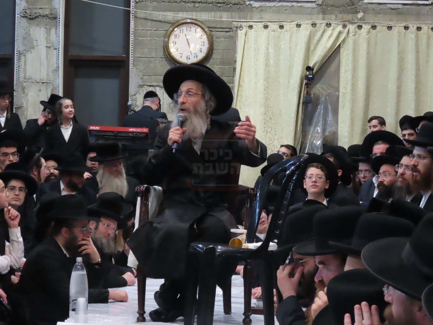 הרה"צ רבי אלימלך בידרמן בטיש חנוכה בברכפלד