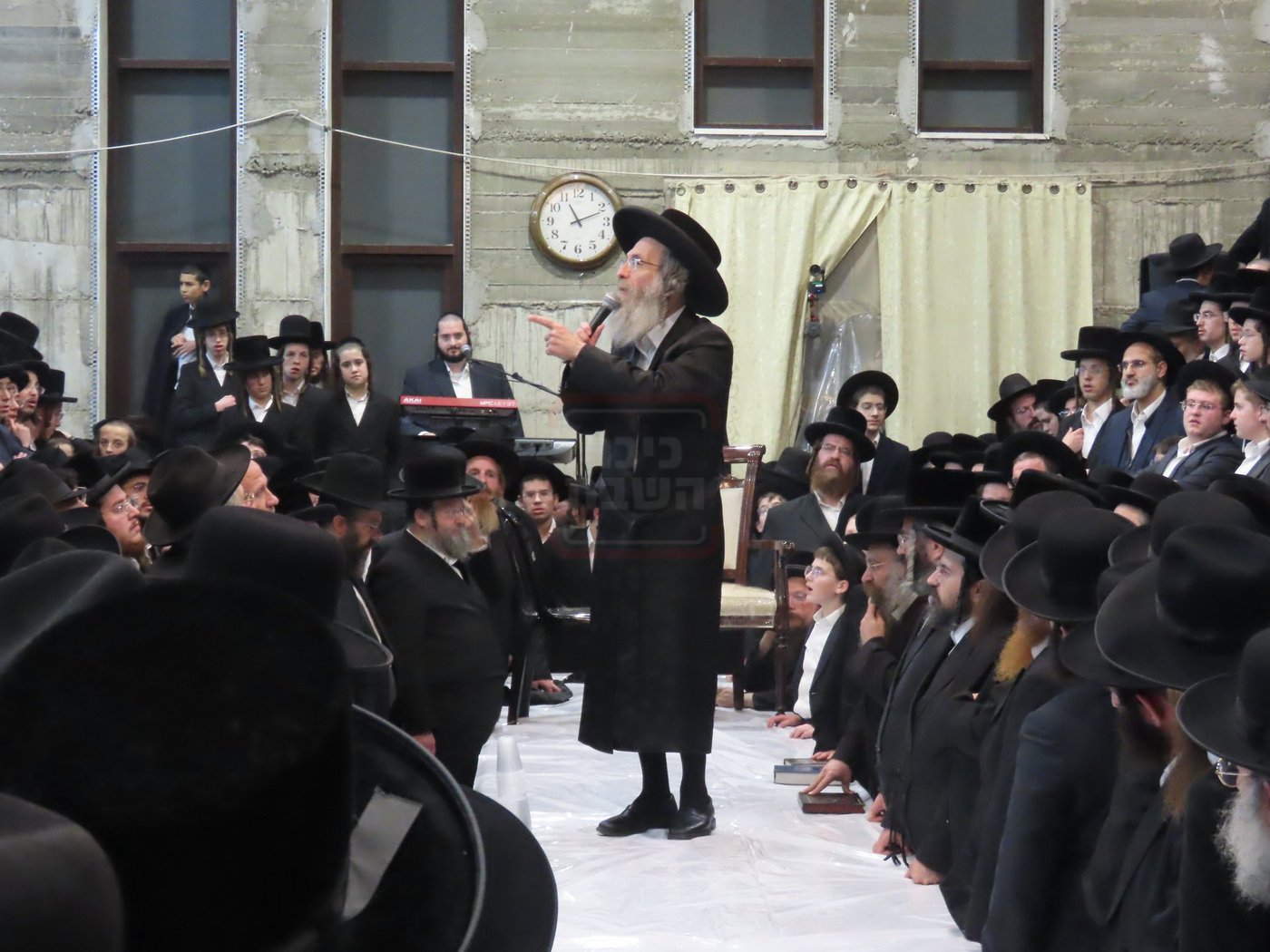 הרה"צ רבי אלימלך בידרמן בטיש חנוכה בברכפלד