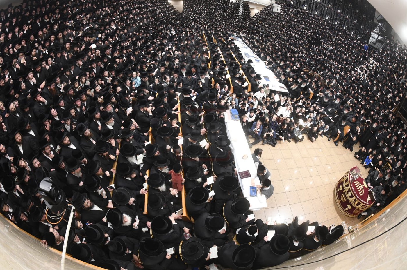 האדמו"ר מבעלזא בהדלקת נרות חנוכה