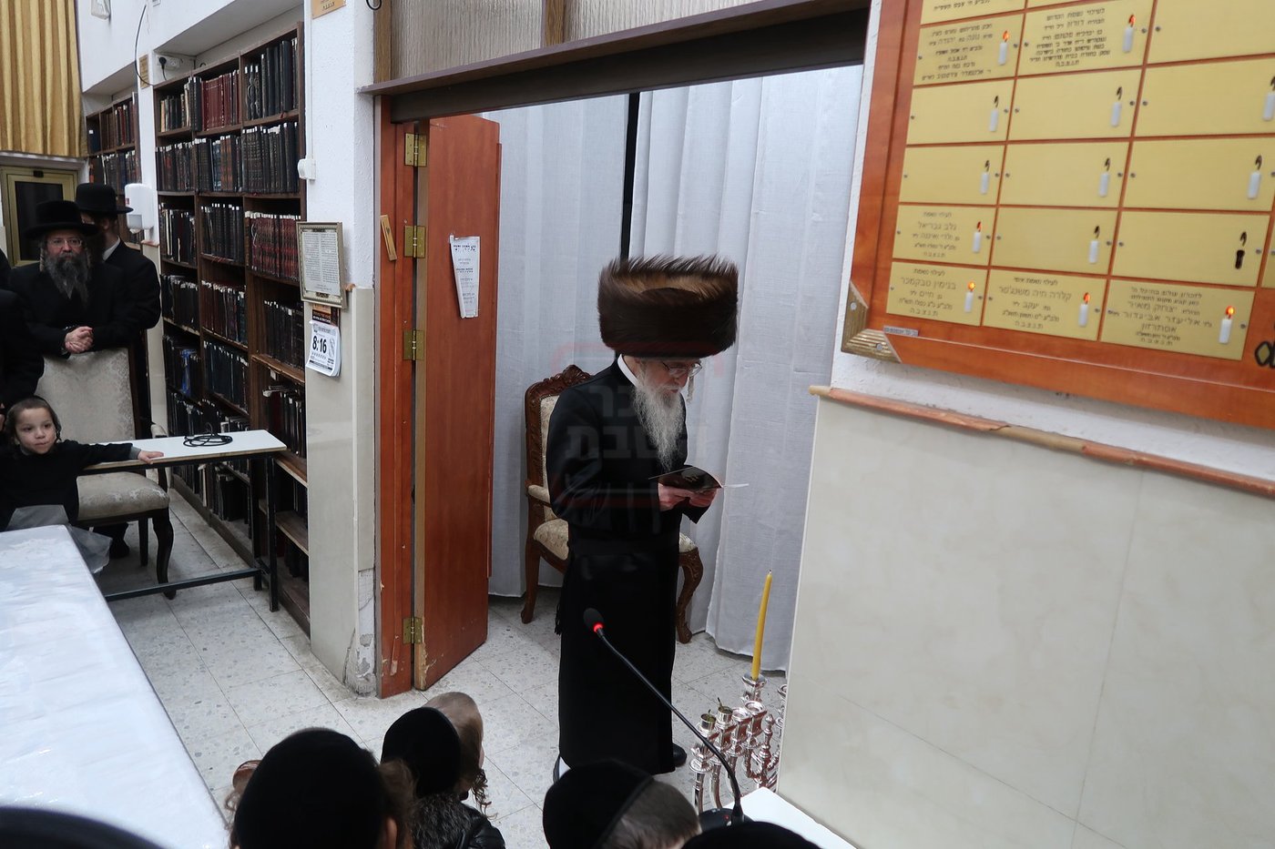 האדמו"ר ממעליץ בהדלקת נרות חנוכה