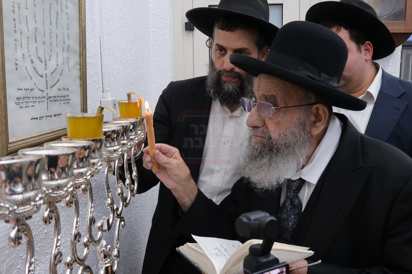 הגאון רבי משה צדקה בהדלקת נרות חנוכה