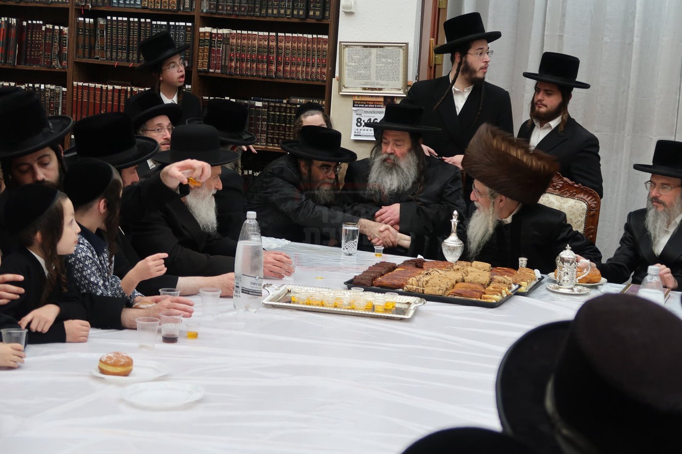 האדמו"ר ממעליץ בהדלקת נרות חנוכה