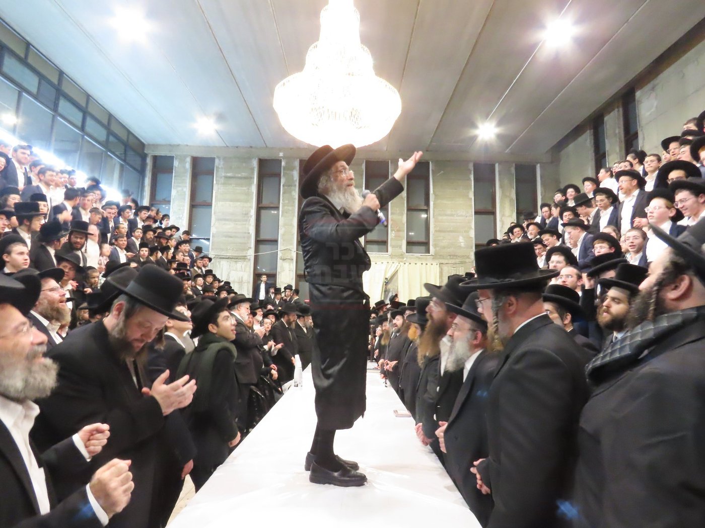 הרה"צ רבי אלימלך בידרמן בטיש חנוכה בברכפלד