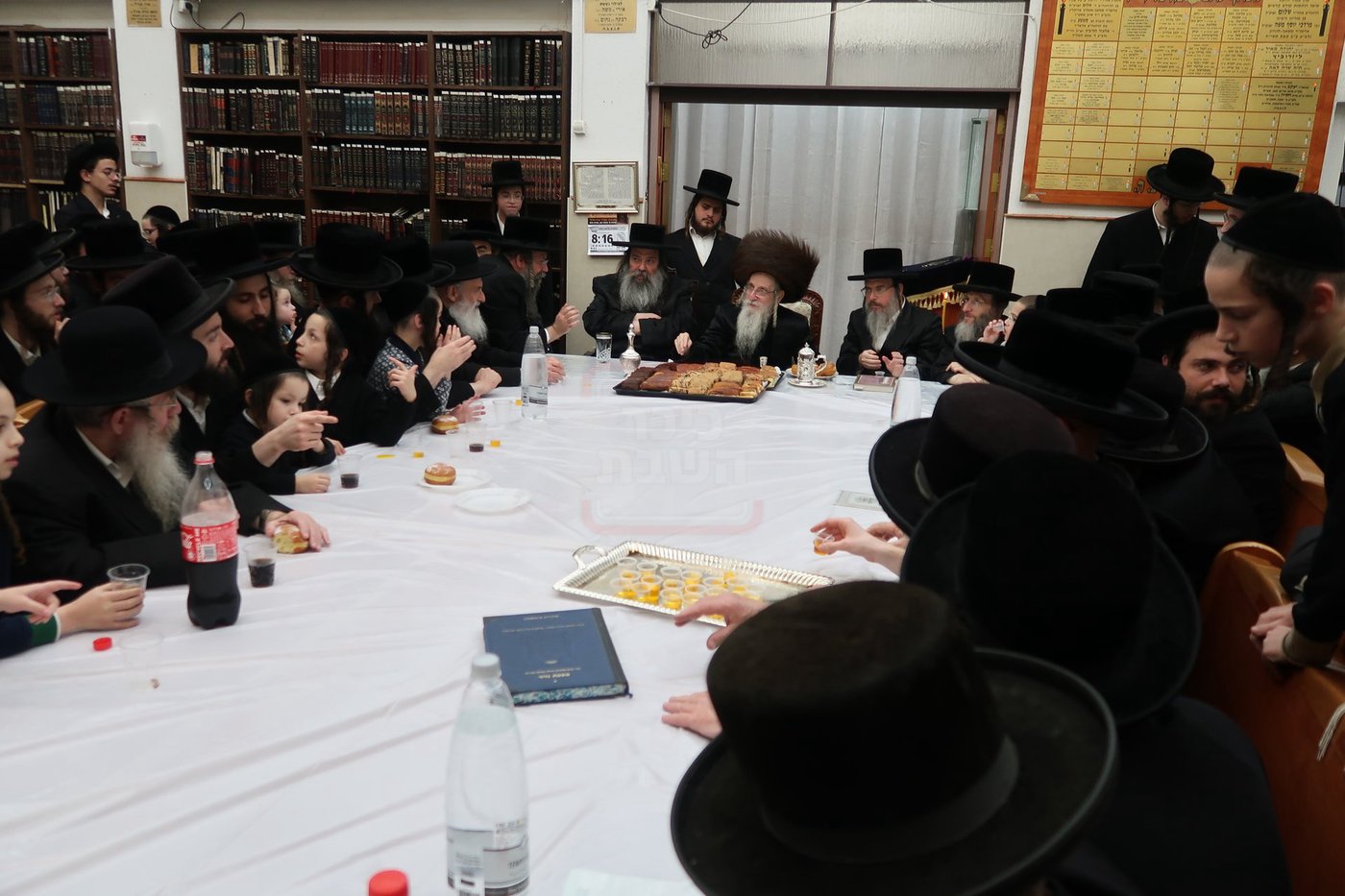 האדמו"ר ממעליץ בהדלקת נרות חנוכה