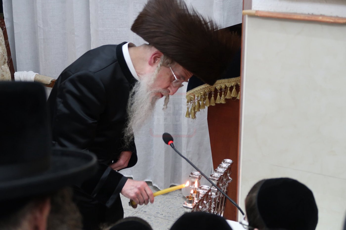 האדמו"ר ממעליץ בהדלקת נרות חנוכה
