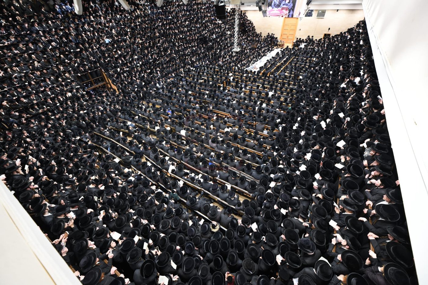 האדמו"ר מבעלזא בהדלקת נרות חנוכה