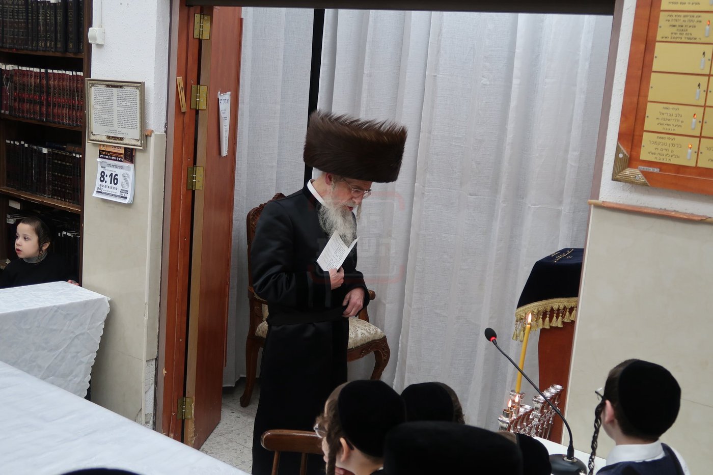 האדמו"ר ממעליץ בהדלקת נרות חנוכה