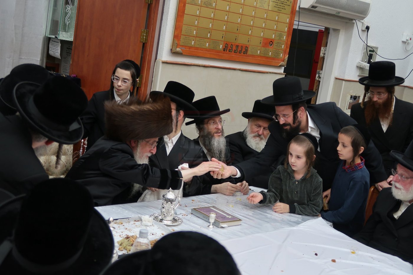 האדמו"ר ממעליץ בהדלקת נרות חנוכה