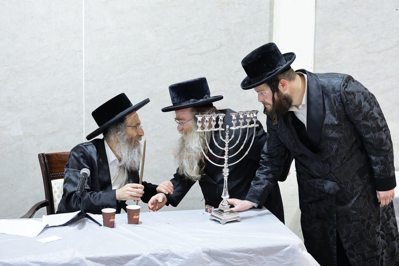 הרה"צ רבי אלימלך בידרמן בטיש חנוכה בחיפה