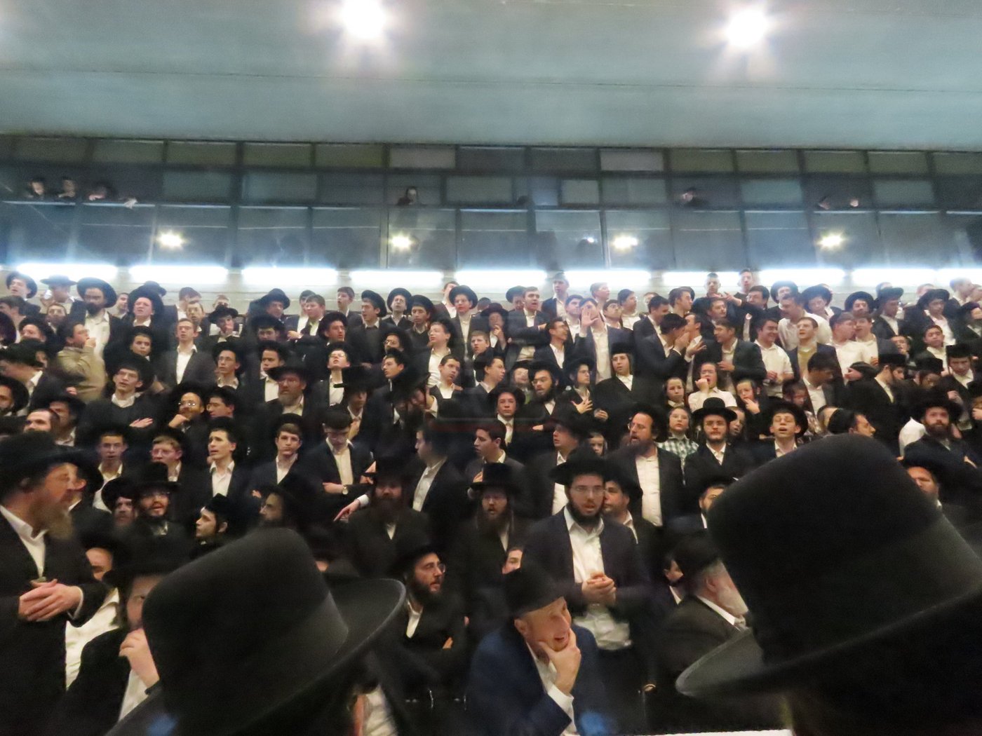 הרה"צ רבי אלימלך בידרמן בטיש חנוכה בברכפלד