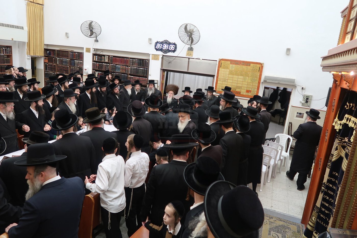 האדמו"ר ממעליץ בהדלקת נרות חנוכה