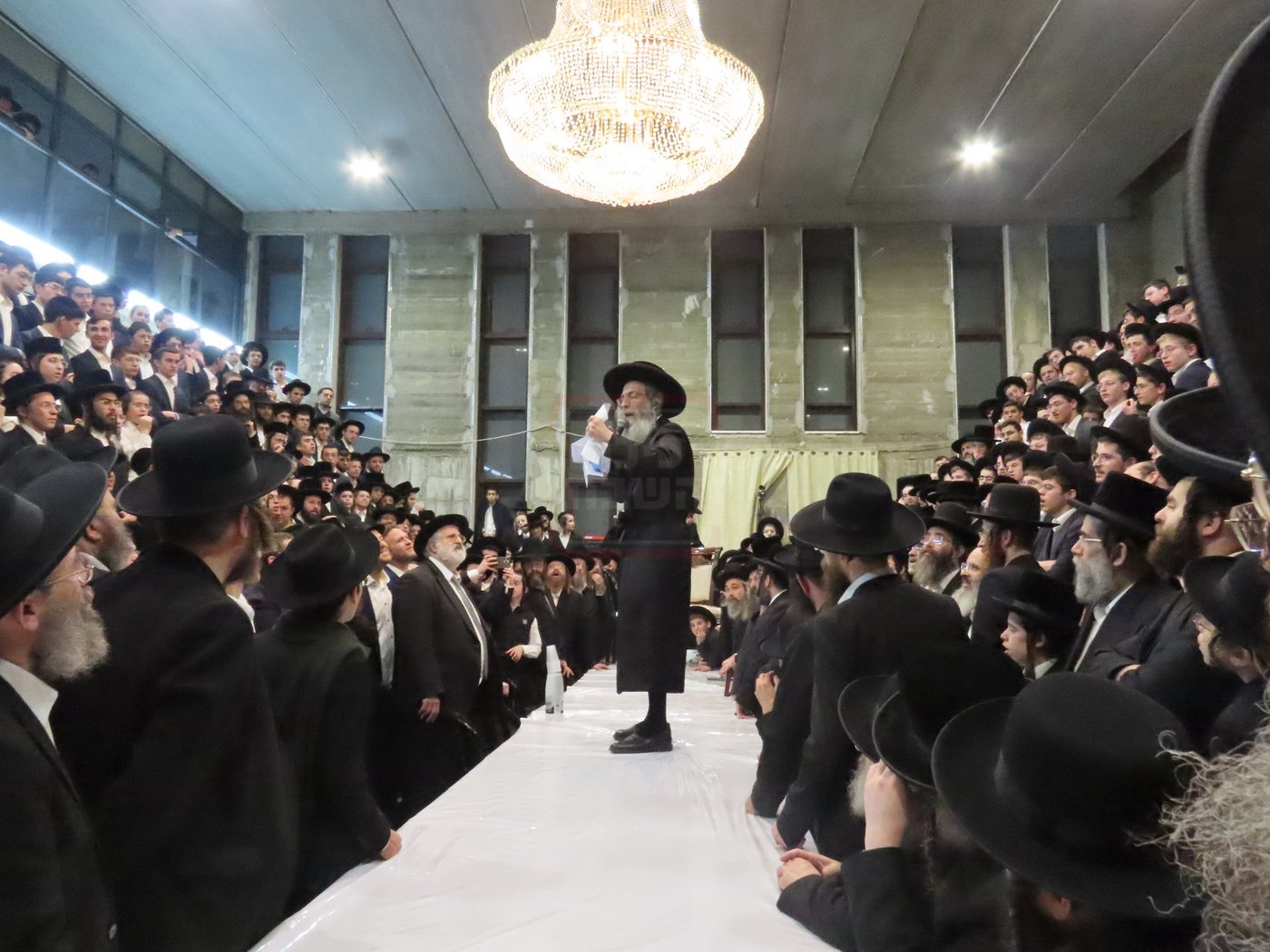 הרה"צ רבי אלימלך בידרמן בטיש חנוכה בברכפלד