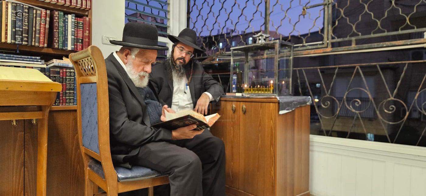 הגאון רבי שלמה מחפוד בהדלקת נרות חנוכה