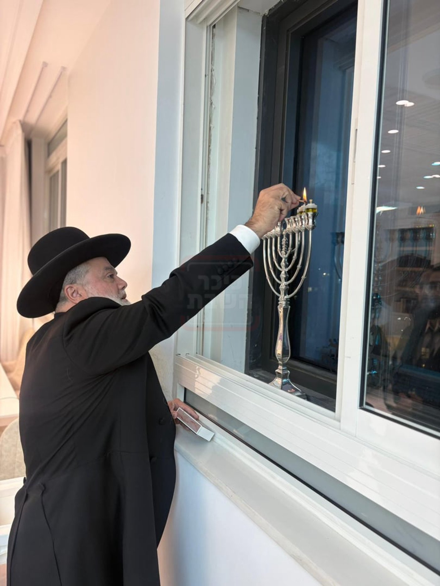 הגאון רבי יגאל כהן בהדלקת נרות חנוכה