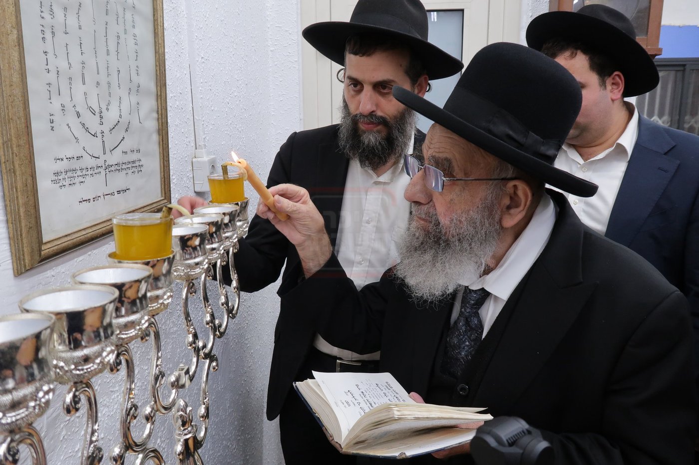 הגאון רבי משה צדקה בהדלקת נרות חנוכה
