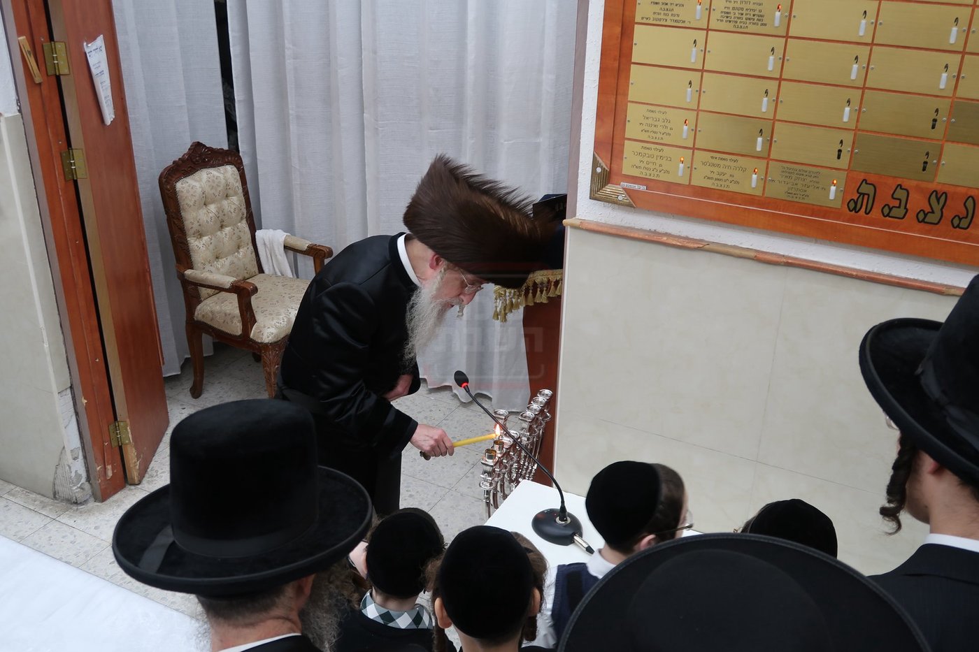האדמו"ר ממעליץ בהדלקת נרות חנוכה