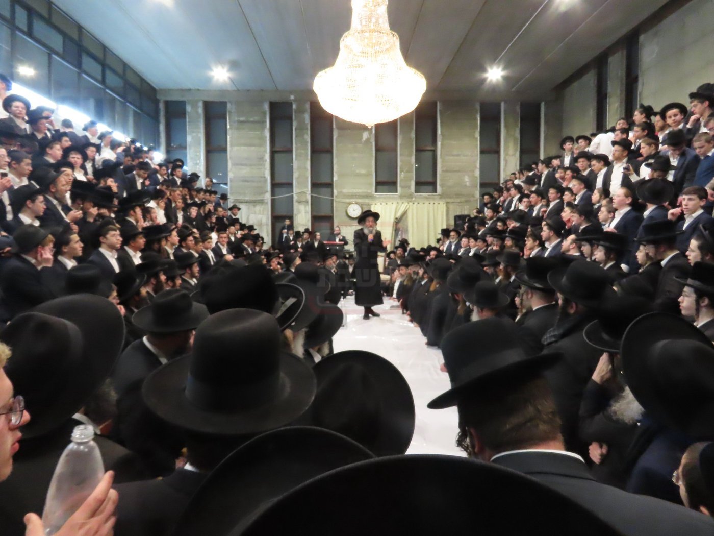 הרה"צ רבי אלימלך בידרמן בטיש חנוכה בברכפלד