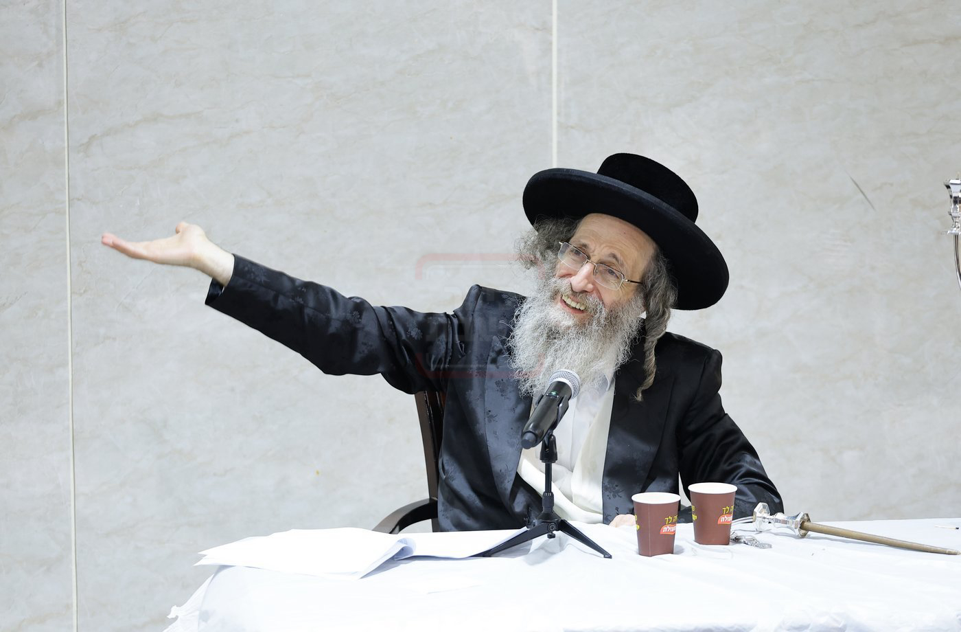 הרה"צ רבי אלימלך בידרמן בטיש חנוכה בחיפה