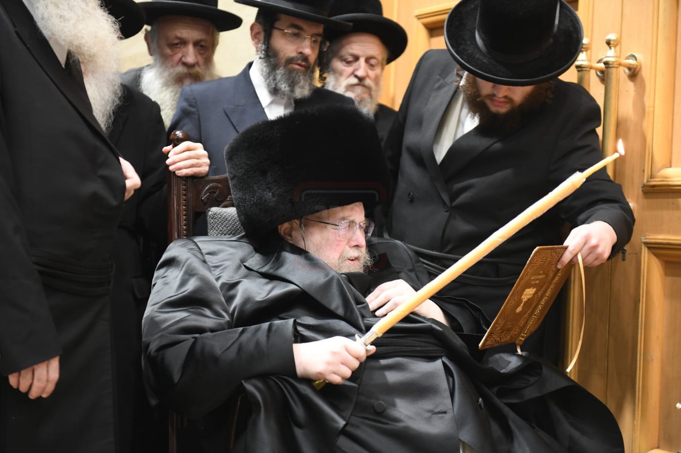 האדמו"ר מבעלזא בהדלקת נרות חנוכה