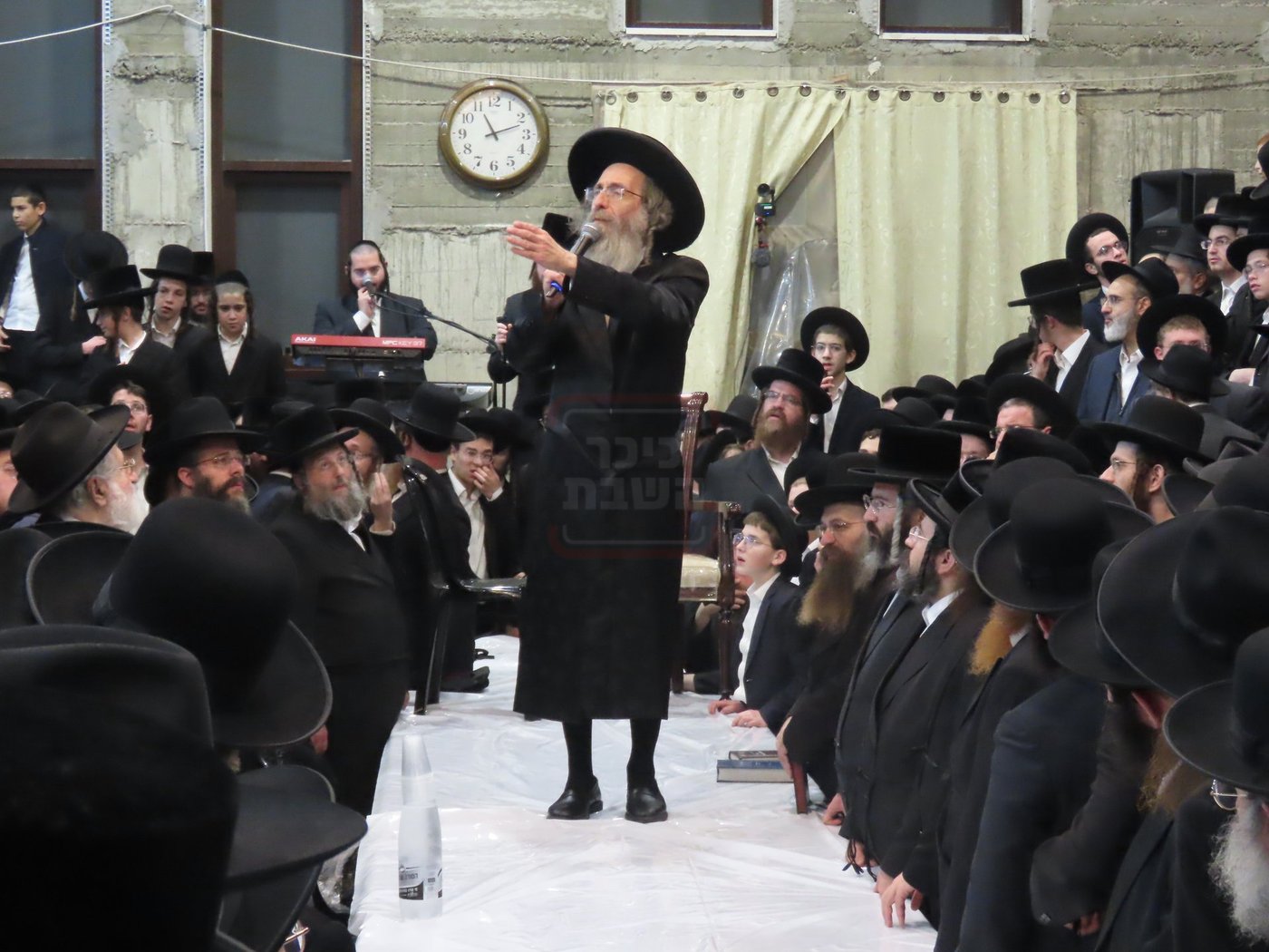 הרה"צ רבי אלימלך בידרמן בטיש חנוכה בברכפלד