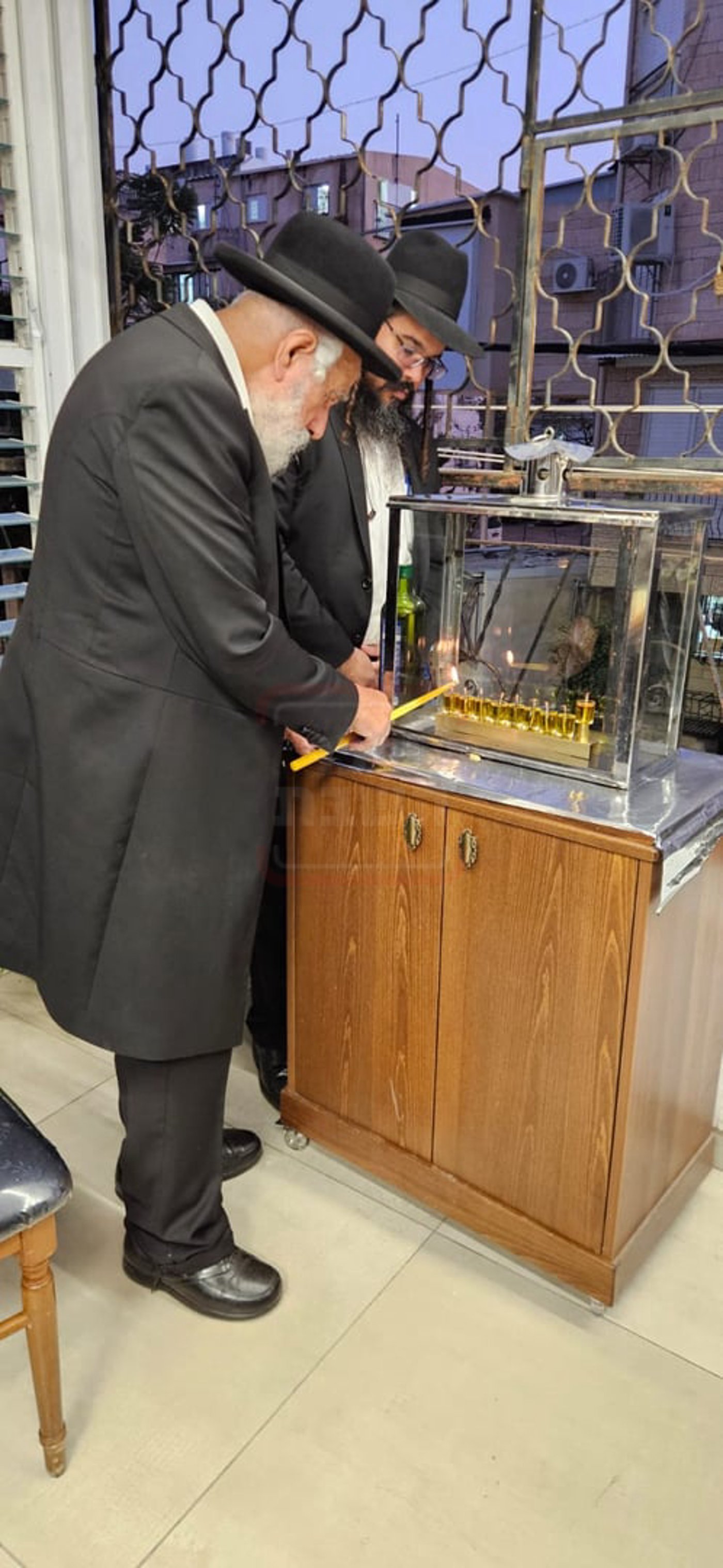 הגאון רבי שלמה מחפוד בהדלקת נרות חנוכה