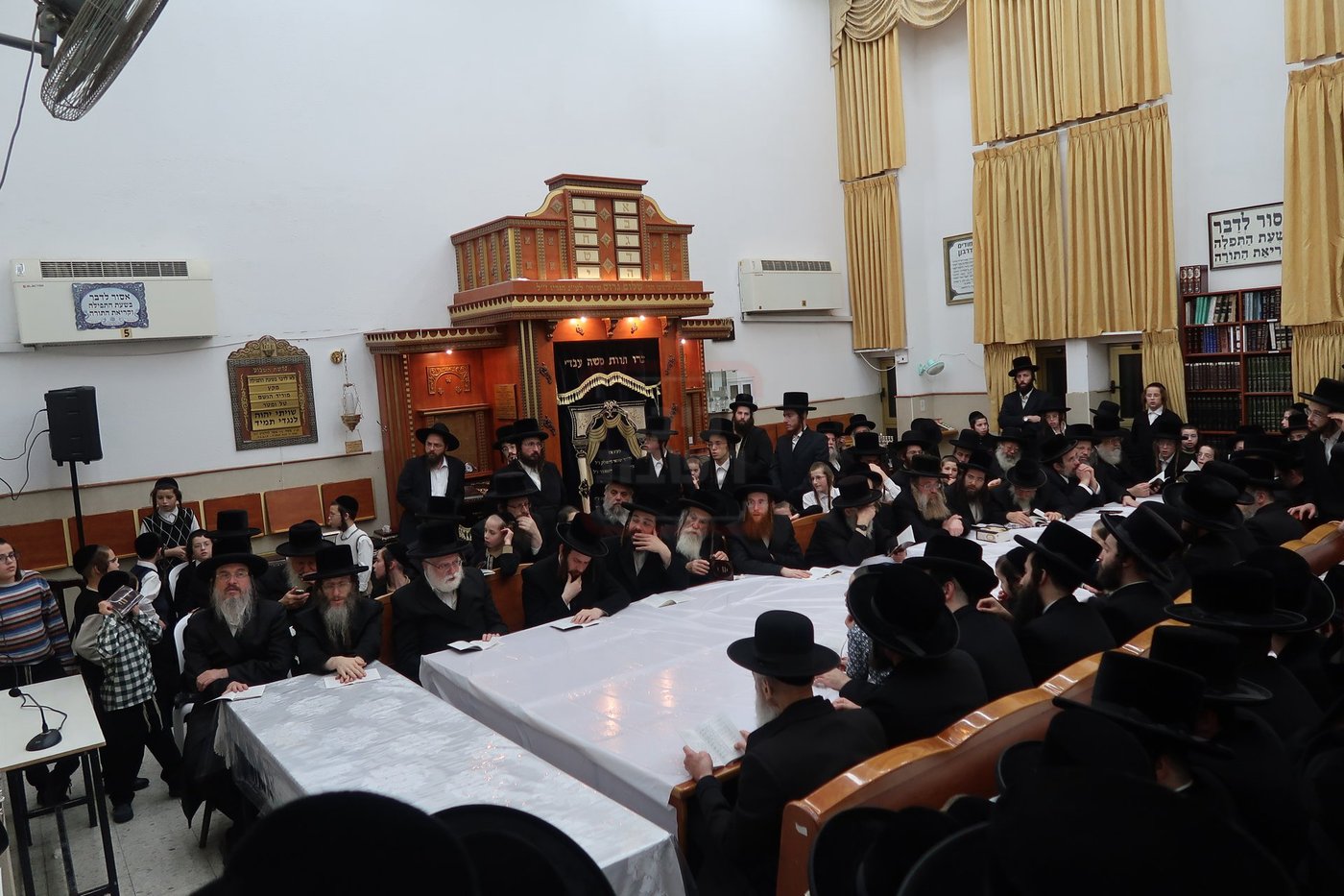 האדמו"ר ממעליץ בהדלקת נרות חנוכה