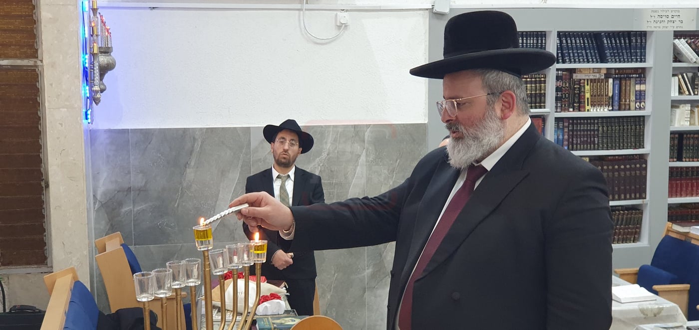 הגאון רבי יצחק לוי בהדלקת נרות חנוכה