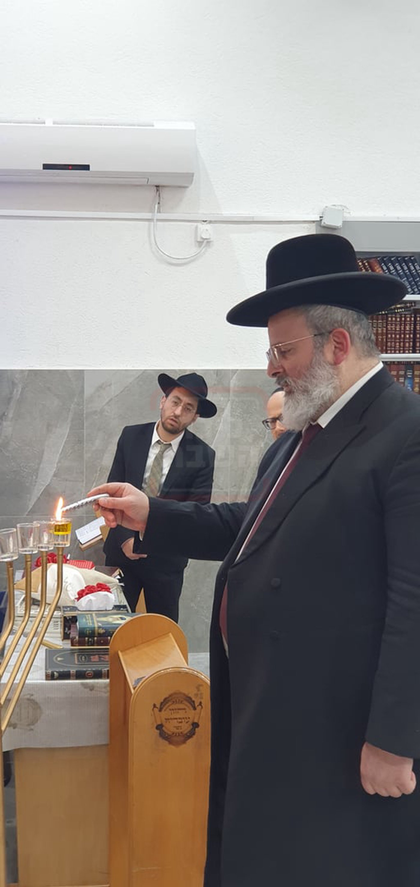 הגאון רבי יצחק לוי בהדלקת נרות חנוכה