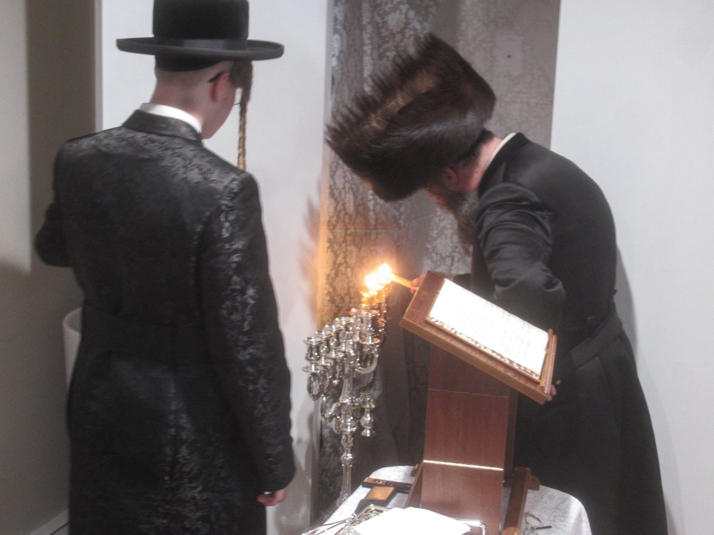 האדמו"ר מקרעטשניף סיגעט וויליאמסבורג בהדלקת נרות חנוכה