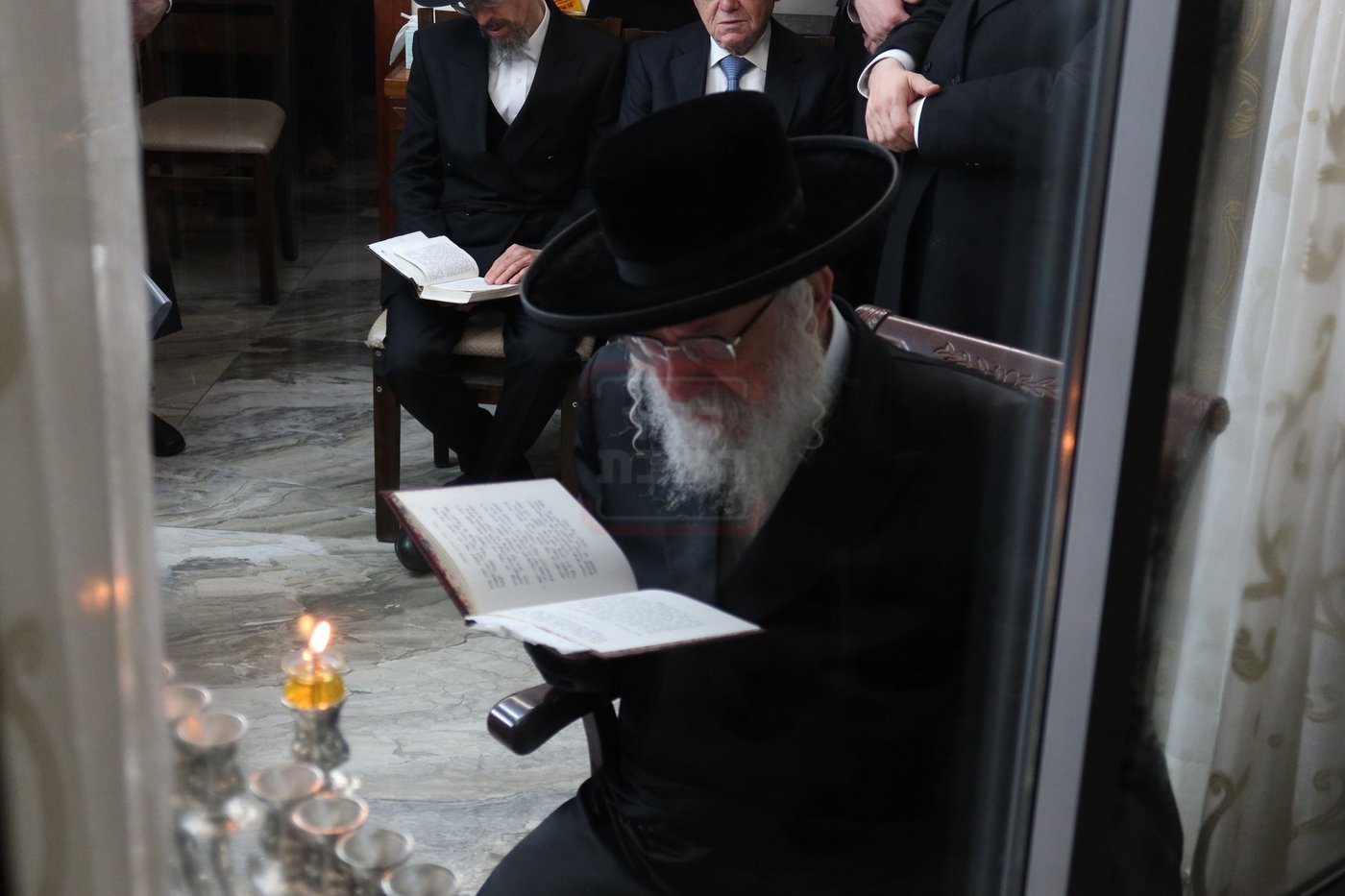 הגה"צ גאב"ד וויען בהדלקת נרות חנוכה