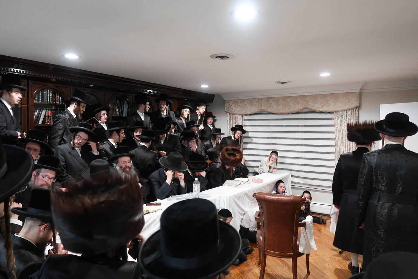 האדמו"ר מקרעטשניף סיגעט וויליאמסבורג בהדלקת נרות חנוכה