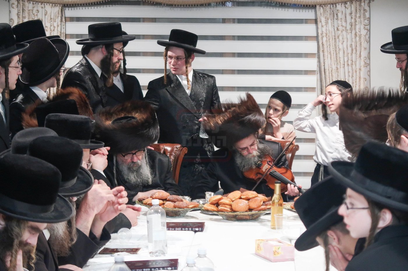 האדמו"ר מקרעטשניף סיגעט וויליאמסבורג בהדלקת נרות חנוכה