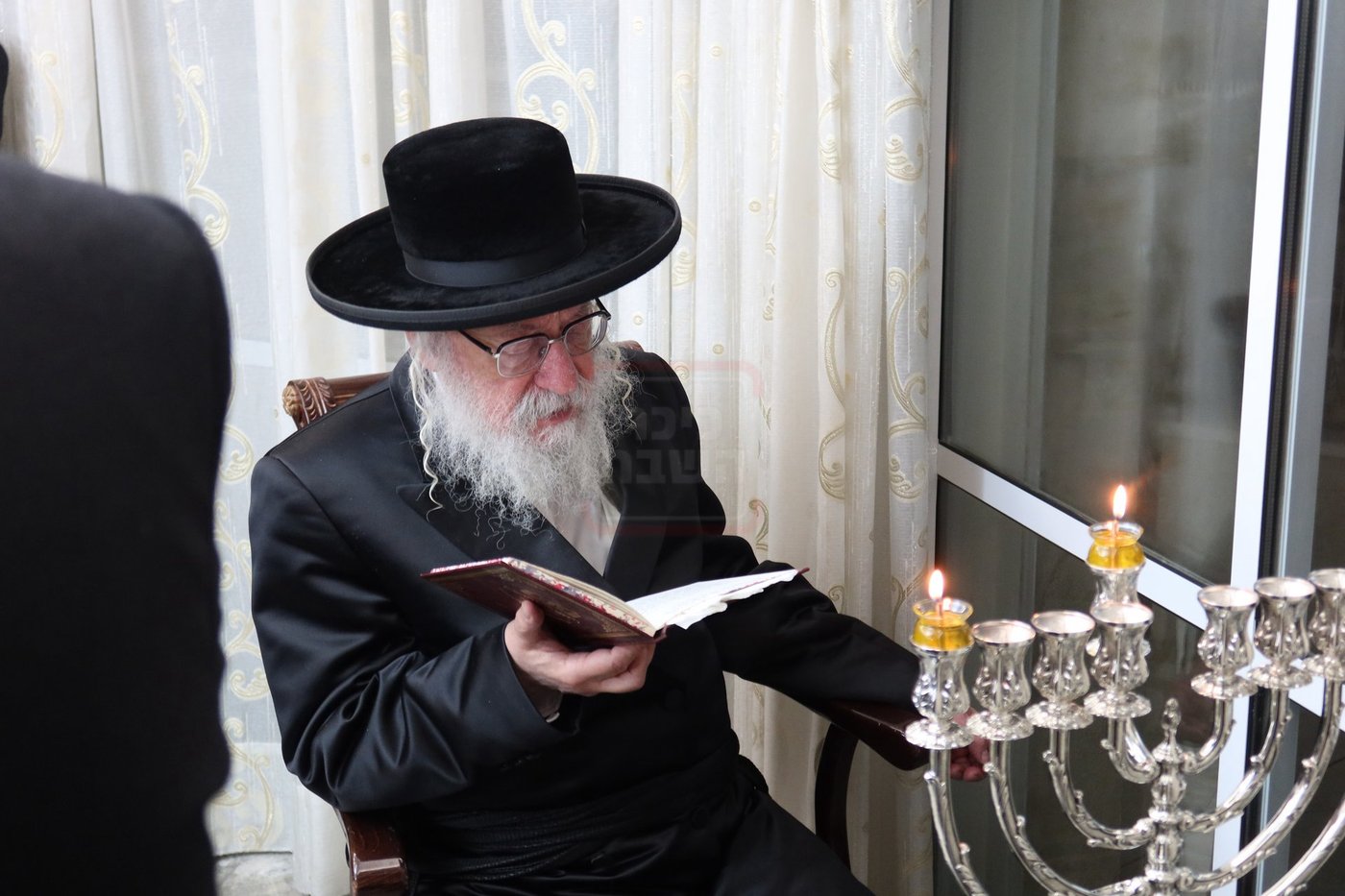 הגה"צ גאב"ד וויען בהדלקת נרות חנוכה