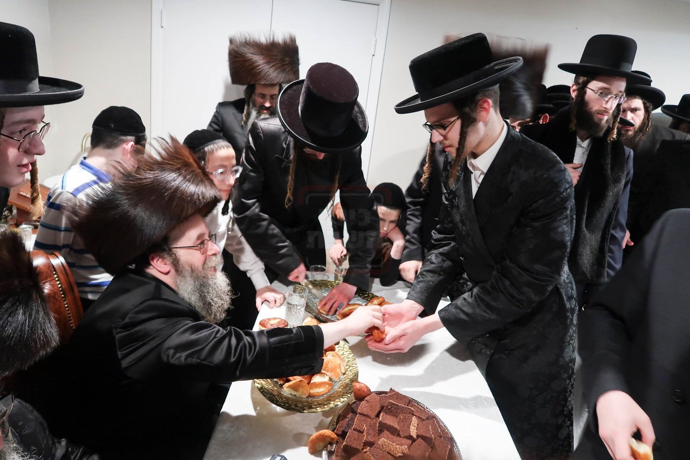 האדמו"ר מקרעטשניף סיגעט וויליאמסבורג בהדלקת נרות חנוכה