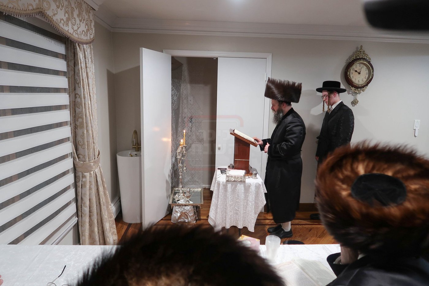 האדמו"ר מקרעטשניף סיגעט וויליאמסבורג בהדלקת נרות חנוכה