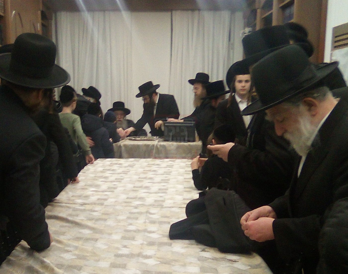 האדמו"ר מפשעווארסק בחלות מעות חנוכה