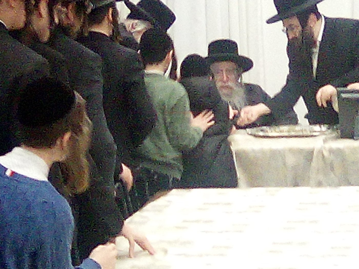 האדמו"ר מפשעווארסק בחלות מעות חנוכה